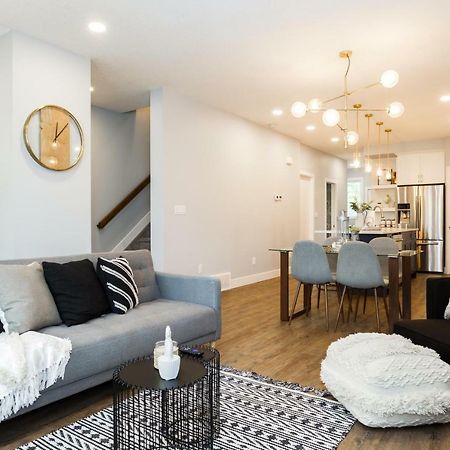Contemporary Farmhouse Home - King Bed - Double Garage Parking - Free Wifi & Netflix - Long Stays Welcome Έντμοντον Εξωτερικό φωτογραφία