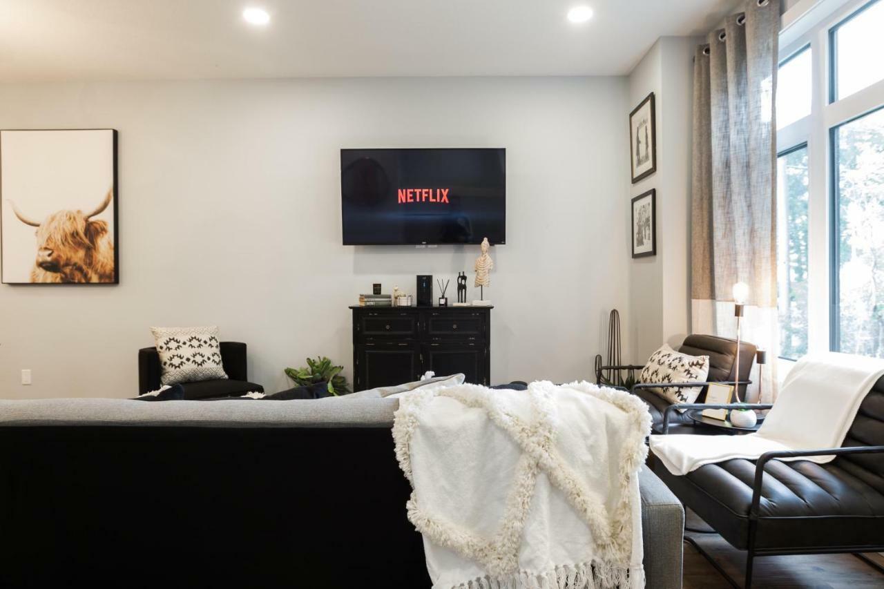 Contemporary Farmhouse Home - King Bed - Double Garage Parking - Free Wifi & Netflix - Long Stays Welcome Έντμοντον Εξωτερικό φωτογραφία