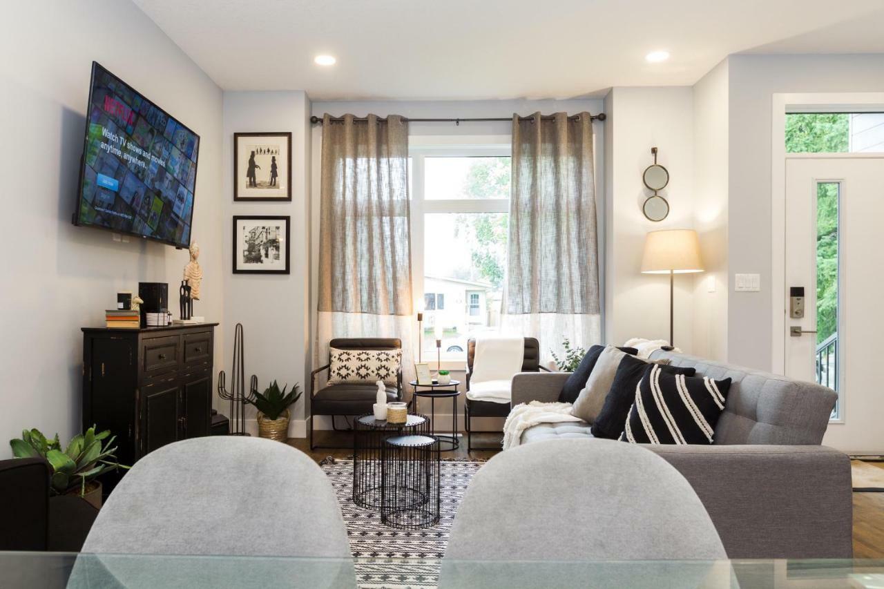 Contemporary Farmhouse Home - King Bed - Double Garage Parking - Free Wifi & Netflix - Long Stays Welcome Έντμοντον Εξωτερικό φωτογραφία