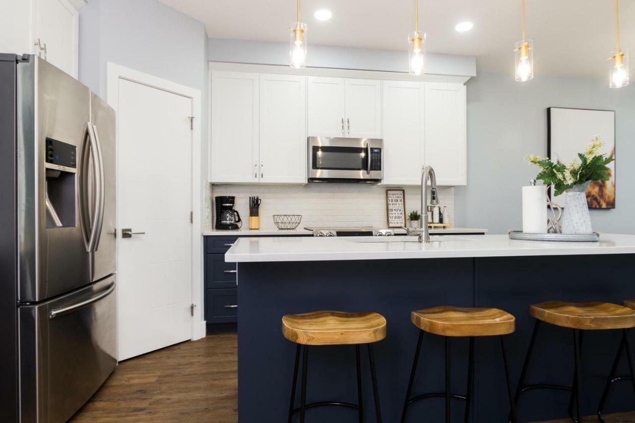Contemporary Farmhouse Home - King Bed - Double Garage Parking - Free Wifi & Netflix - Long Stays Welcome Έντμοντον Εξωτερικό φωτογραφία