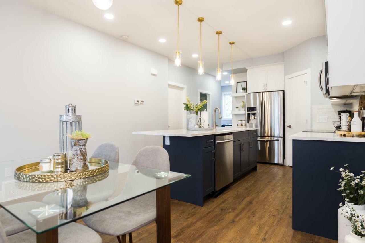Contemporary Farmhouse Home - King Bed - Double Garage Parking - Free Wifi & Netflix - Long Stays Welcome Έντμοντον Εξωτερικό φωτογραφία