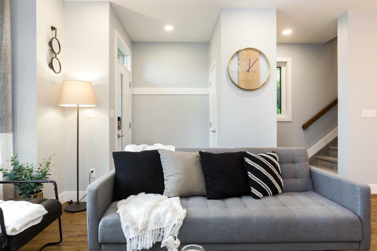 Contemporary Farmhouse Home - King Bed - Double Garage Parking - Free Wifi & Netflix - Long Stays Welcome Έντμοντον Εξωτερικό φωτογραφία