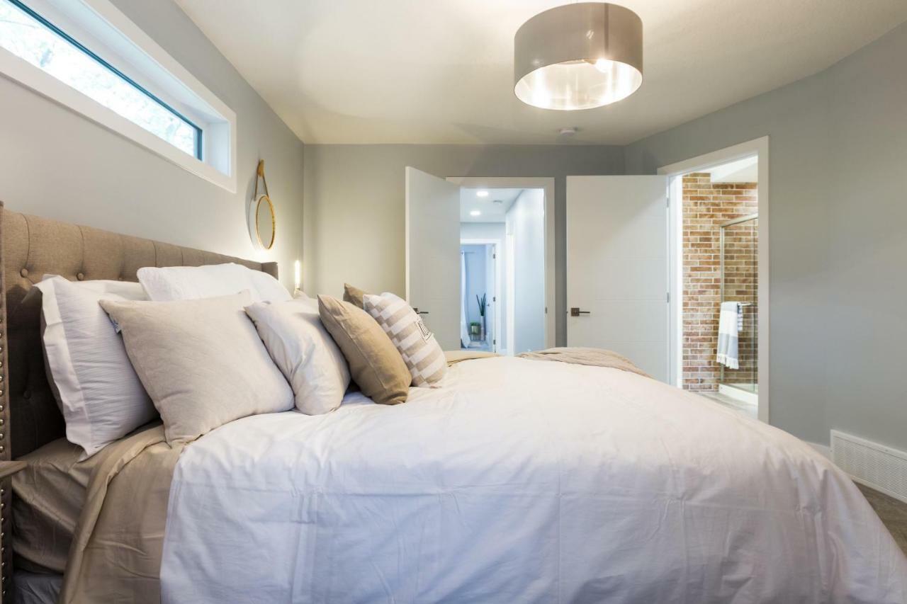 Contemporary Farmhouse Home - King Bed - Double Garage Parking - Free Wifi & Netflix - Long Stays Welcome Έντμοντον Εξωτερικό φωτογραφία