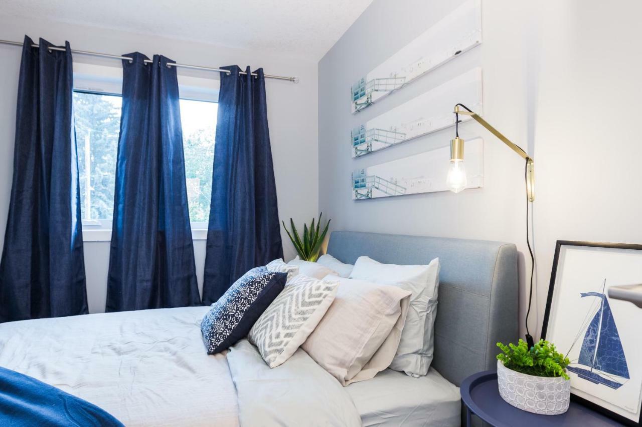 Contemporary Farmhouse Home - King Bed - Double Garage Parking - Free Wifi & Netflix - Long Stays Welcome Έντμοντον Εξωτερικό φωτογραφία