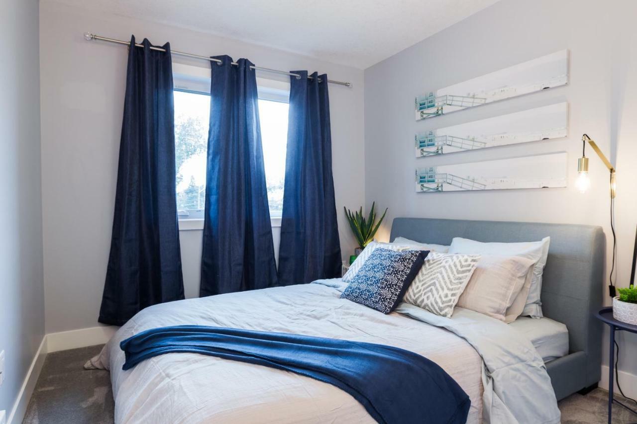 Contemporary Farmhouse Home - King Bed - Double Garage Parking - Free Wifi & Netflix - Long Stays Welcome Έντμοντον Εξωτερικό φωτογραφία