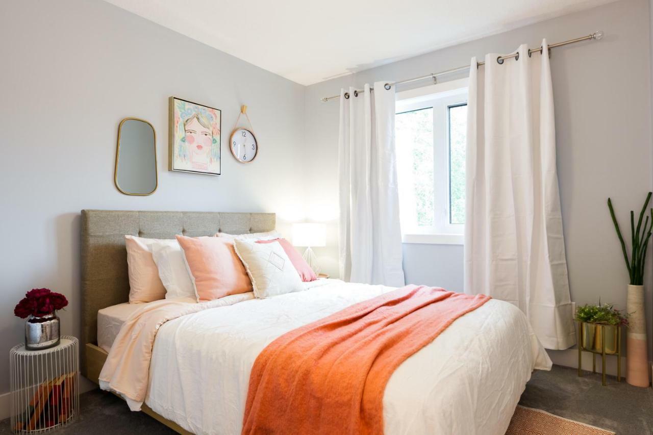 Contemporary Farmhouse Home - King Bed - Double Garage Parking - Free Wifi & Netflix - Long Stays Welcome Έντμοντον Εξωτερικό φωτογραφία